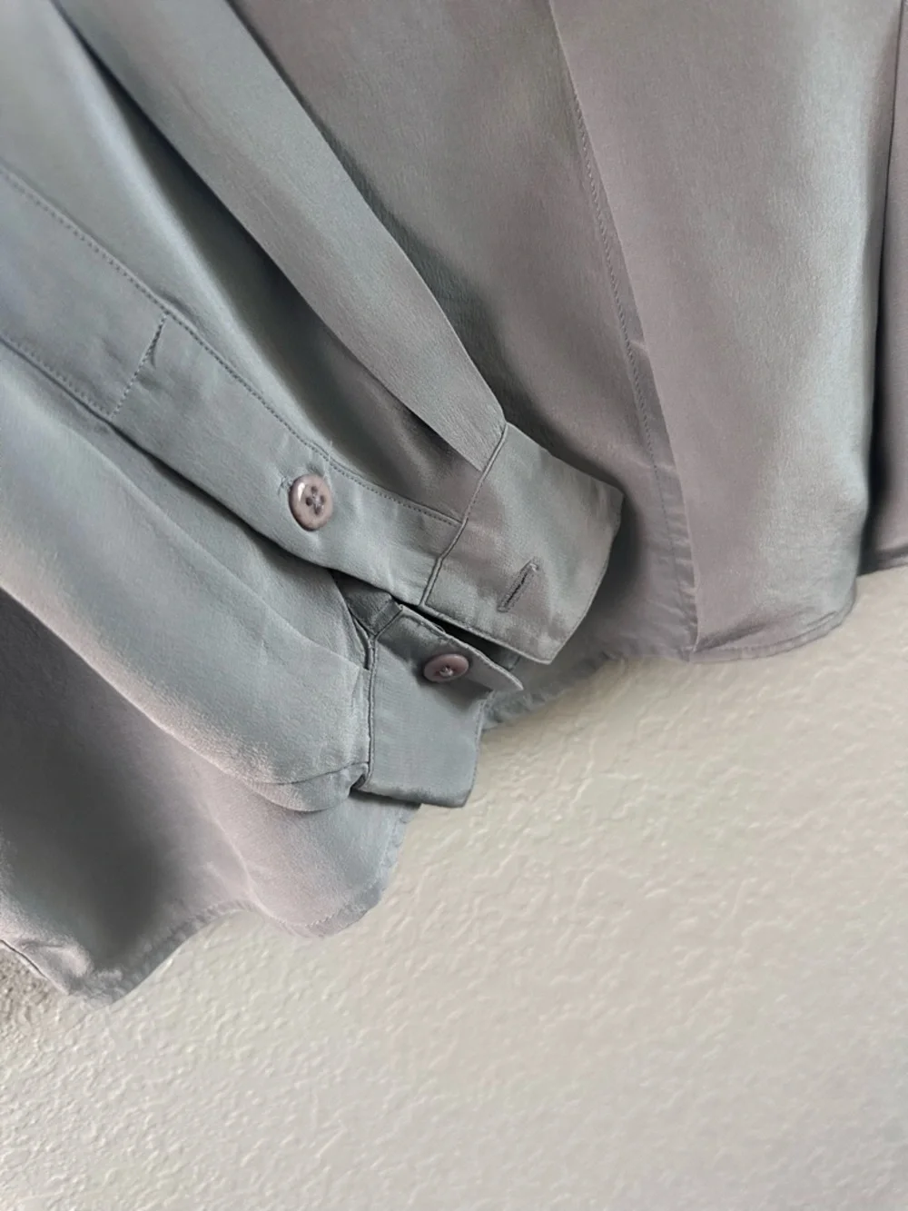 Ellen Tracy 100% Silk Blouse Size 14 Gray Button Front Pocket Top - Picture 8 of 9